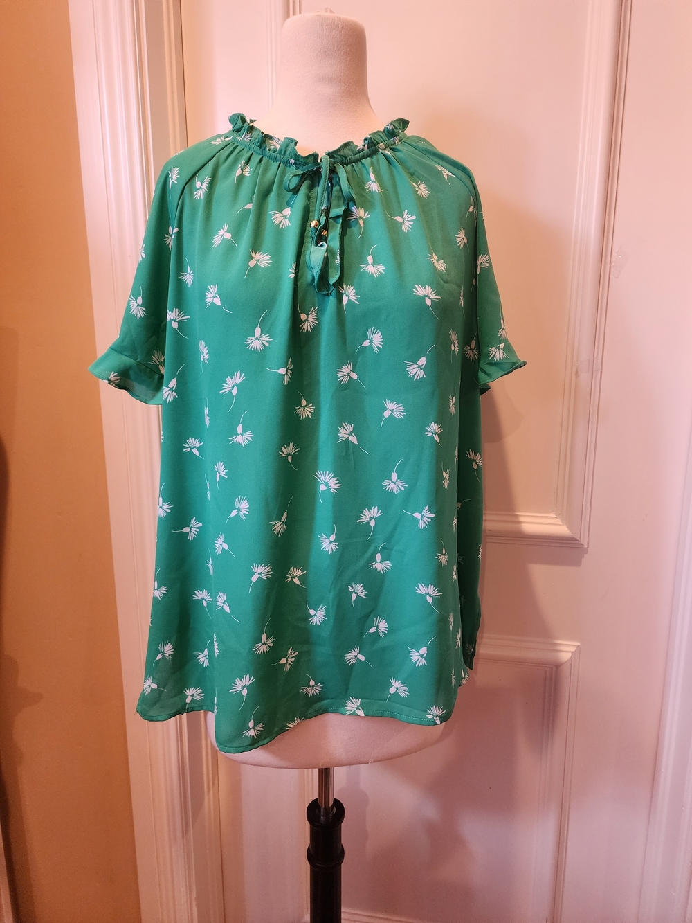 Liz Claiborne Green Floral Ruffle Tie-Neck Tunic